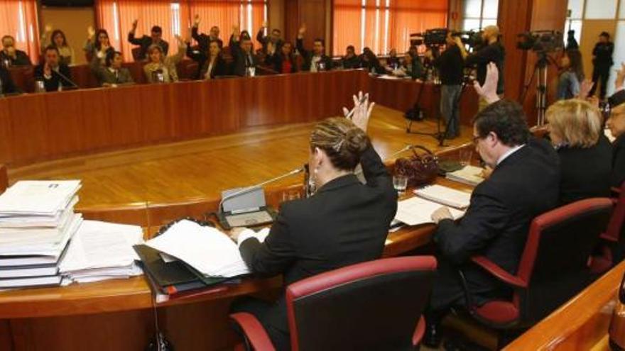 Los ediles votan por unanimidad la moción para reclamar el mantenimiento del partido judicial vigués.  // Jesús de Arcos