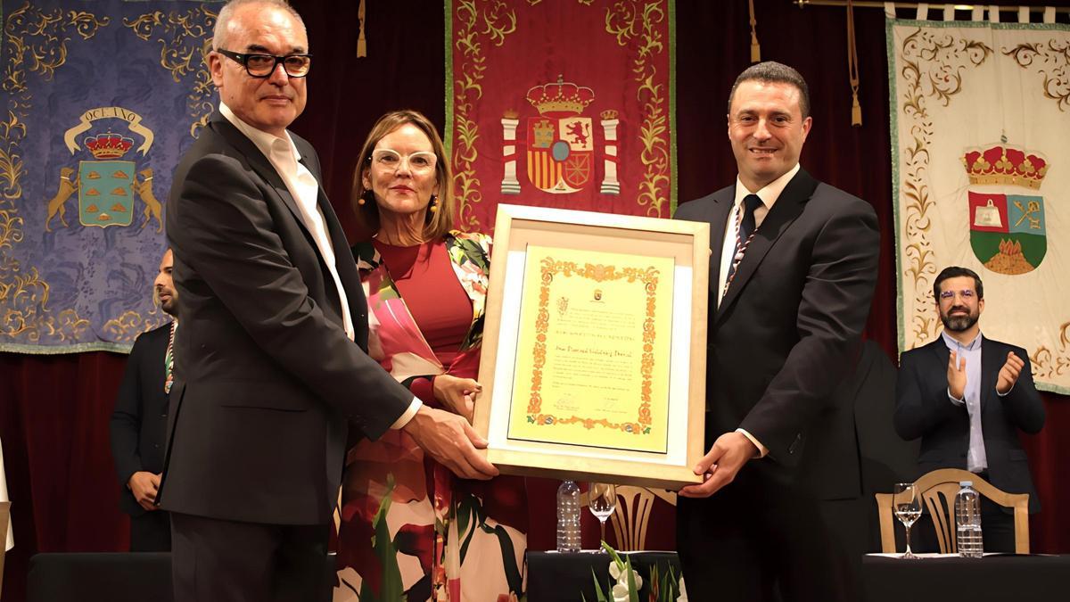 El alcalde de Yaiza, Óscar Noda, entrega el título de Hijo Adoptivo de Yaiza a título póstumo del periodista Pascual Calabuig a Pascual y Carmen Calabuig Miranda.