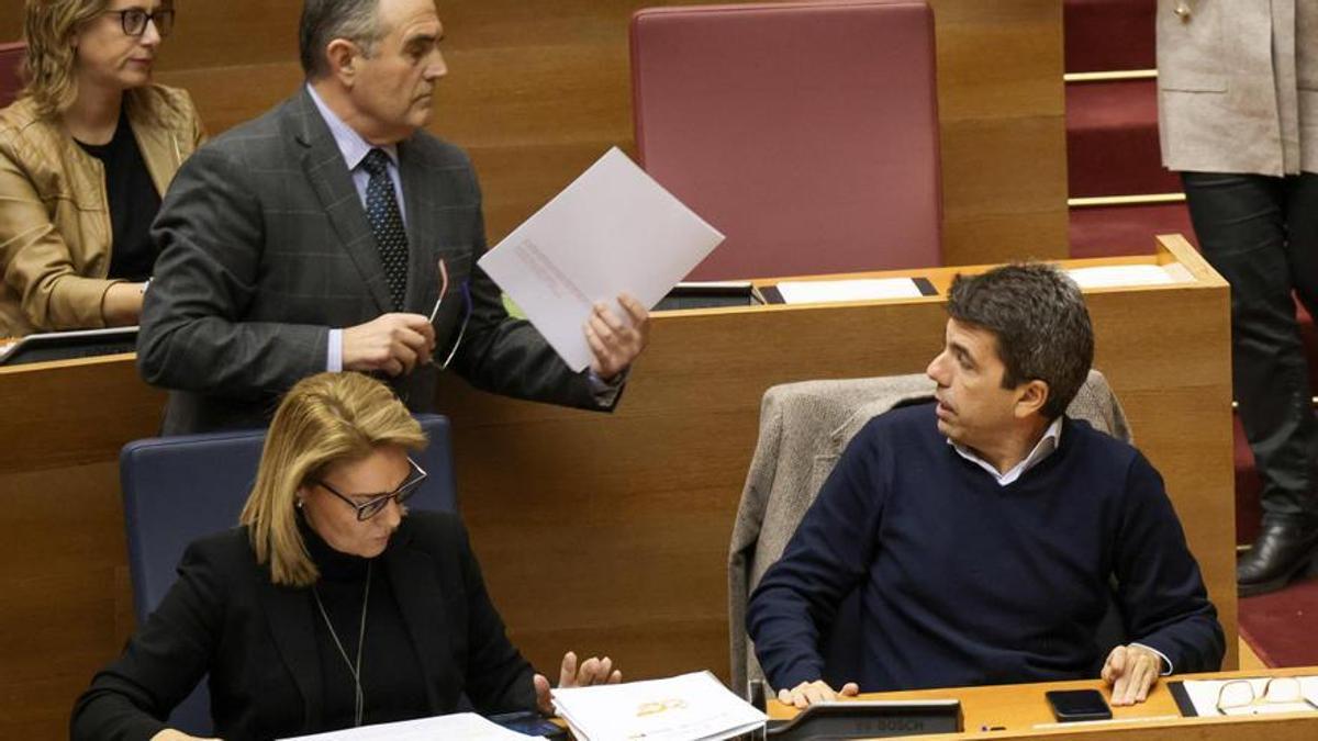 Camarero, Pampols y Mazón, en el pleno de las Corts del viernes.
