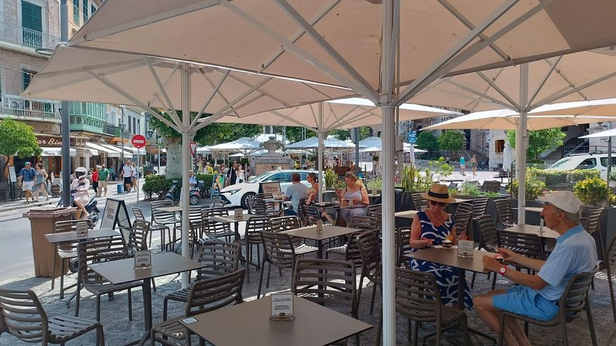 La temporada turística en Sóller deja terrazas vacías y camareros de vacaciones en pleno julio