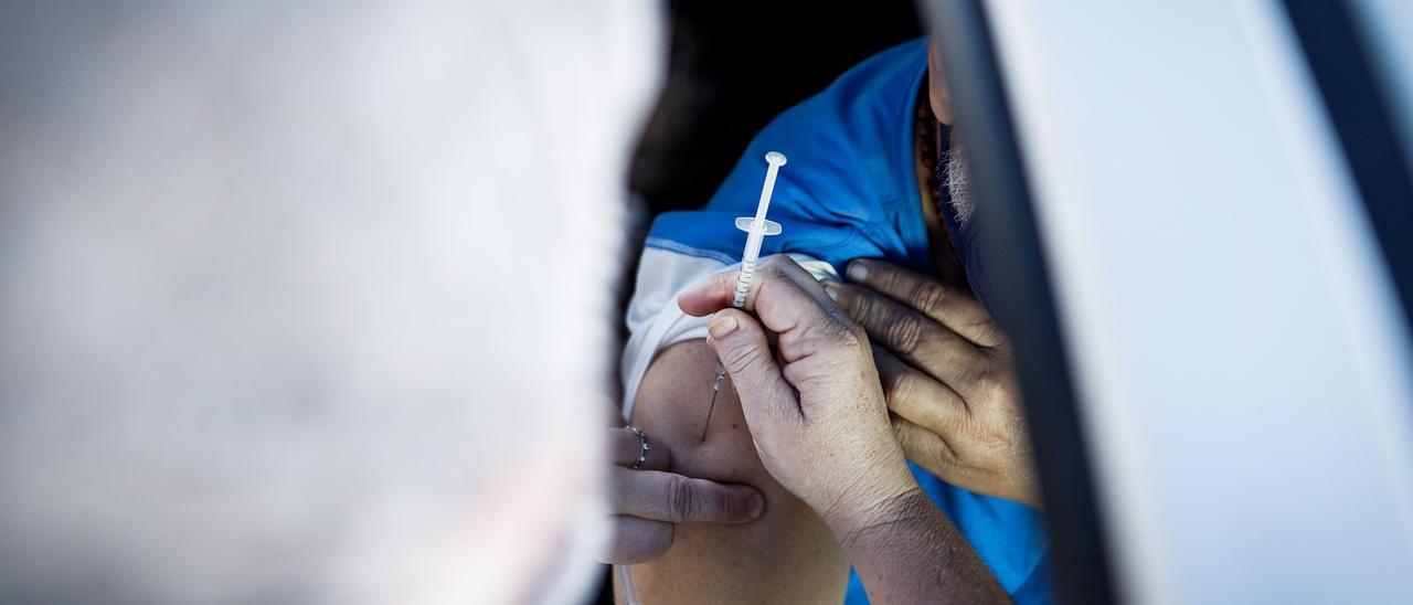 Un sanitario inyecta la vacuna. Nathalia Aguilar