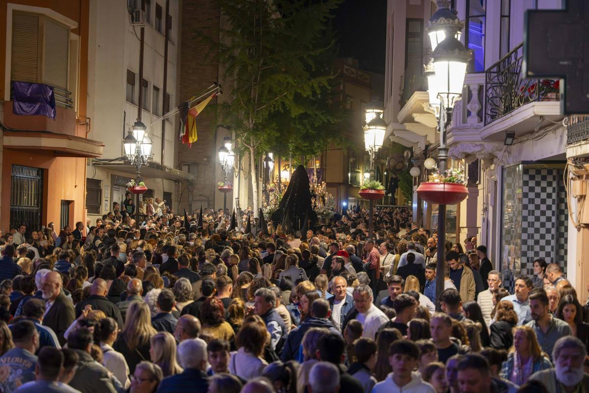 Fotogalería | Miles de fieles acompañan a la Soledad en su procesión más sobria por el Casco Antiguo de Badajoz Fotogalería | Miles de fieles acompañan a la Soledad en su procesión más sobria por el Casco Antiguo de Badajoz