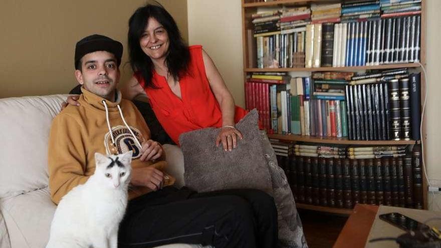 Germán Fernández, junto a su madre, Yolanda, a su llegada a su domicilio familiar en Gijón.