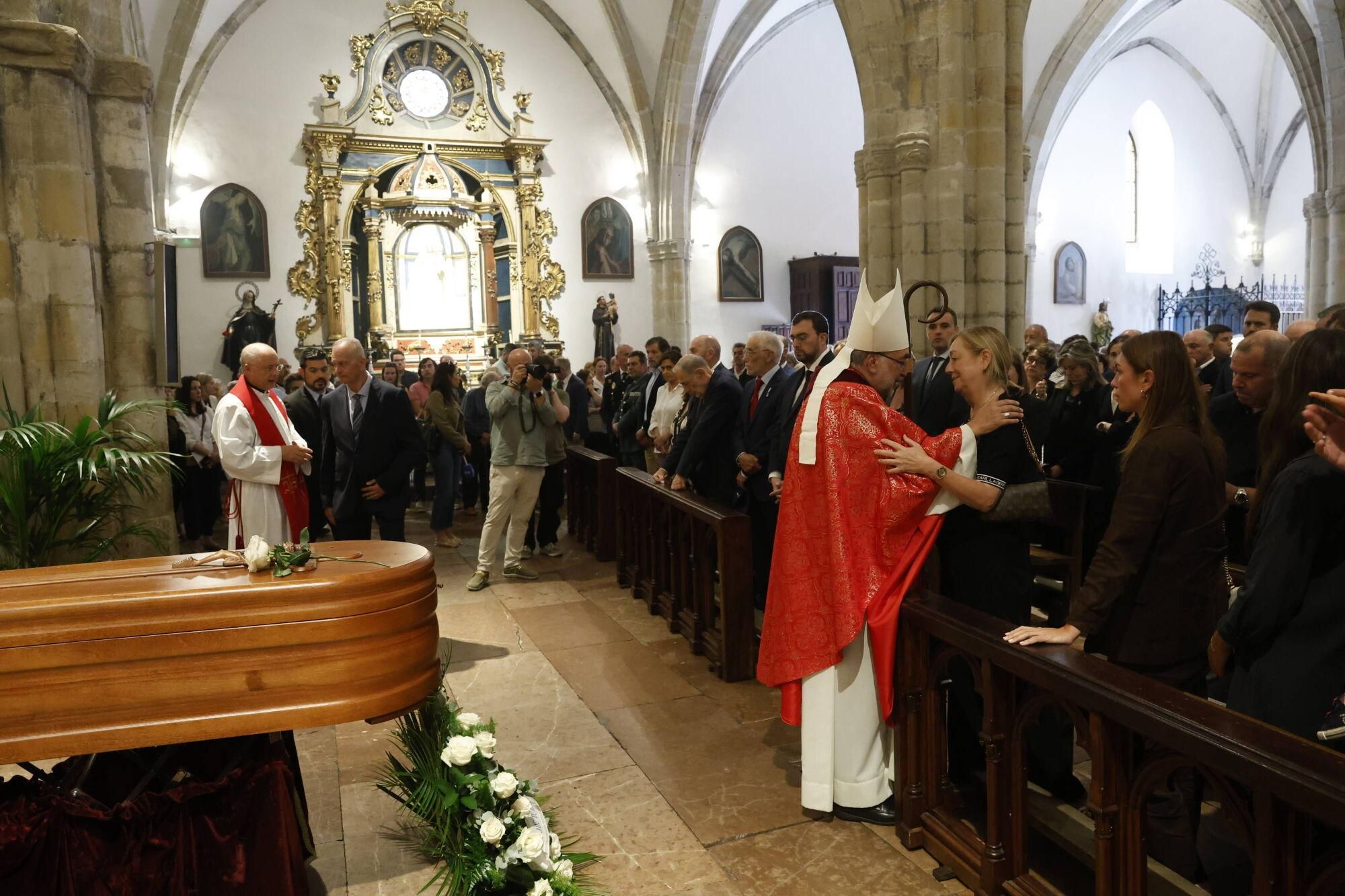 Las imágenes del funeral de Antonio Trevín en la basílica de Llanes.