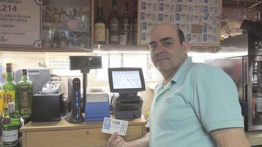 Luis Vara, lotero de Pobladura, enseña uno de los nuevos boletos de la máquina expendedora.