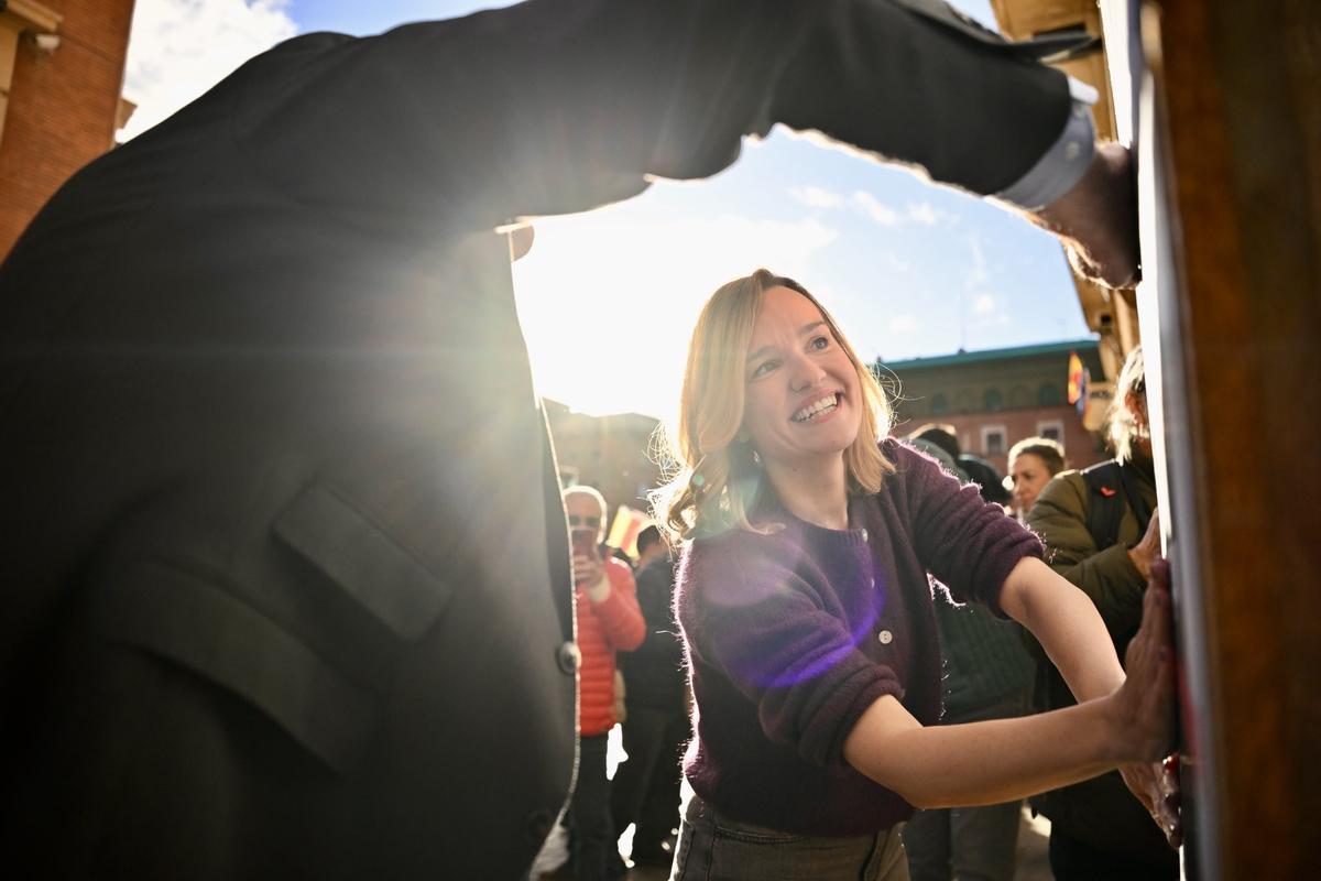 La líder del PSOE Aragón, Pilar Alegría, este viernes en la pegada de carteles en Teruel.
