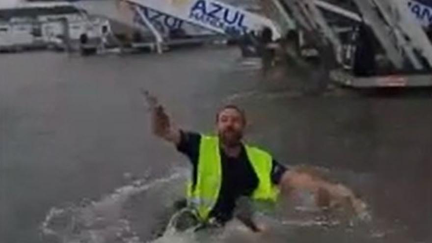 Mitarbeiter planscht am überfluteten Flughafen Mallorca
