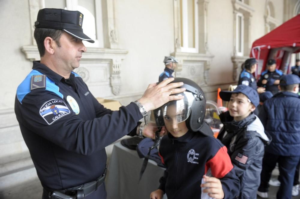 26 agentes reciben la medalla de permanencia por sus 30 años de servicio, funcionarios del cuerpo jubilados durante el 2016 fueron condecorados y otros 6, medalla a la trayectoria profesional ejemplar