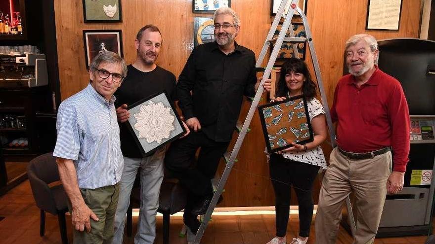 Profesores de la Pablo Picasso, junto a Miguel Zelada (dcha.), ayer en la Asociación de Artistas.