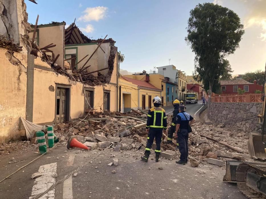 Derrumbe de la fachada de una casa en la carretera del Centro