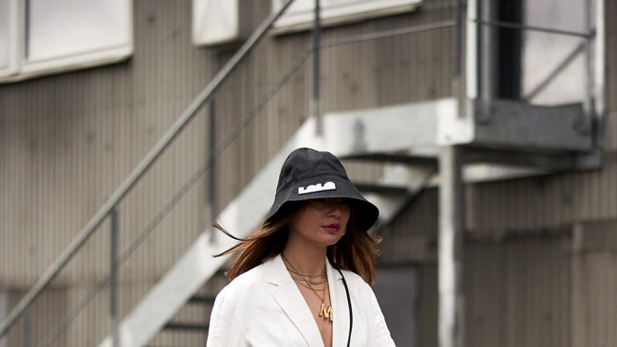 Así se lleva en invierno el sombrero 'bucket hat' que arrasó en