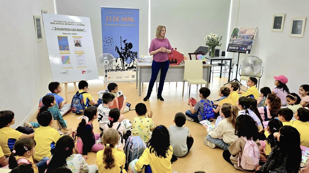 Imagen de archivo de un 'Encuentro con autor' con Noelia Salar.