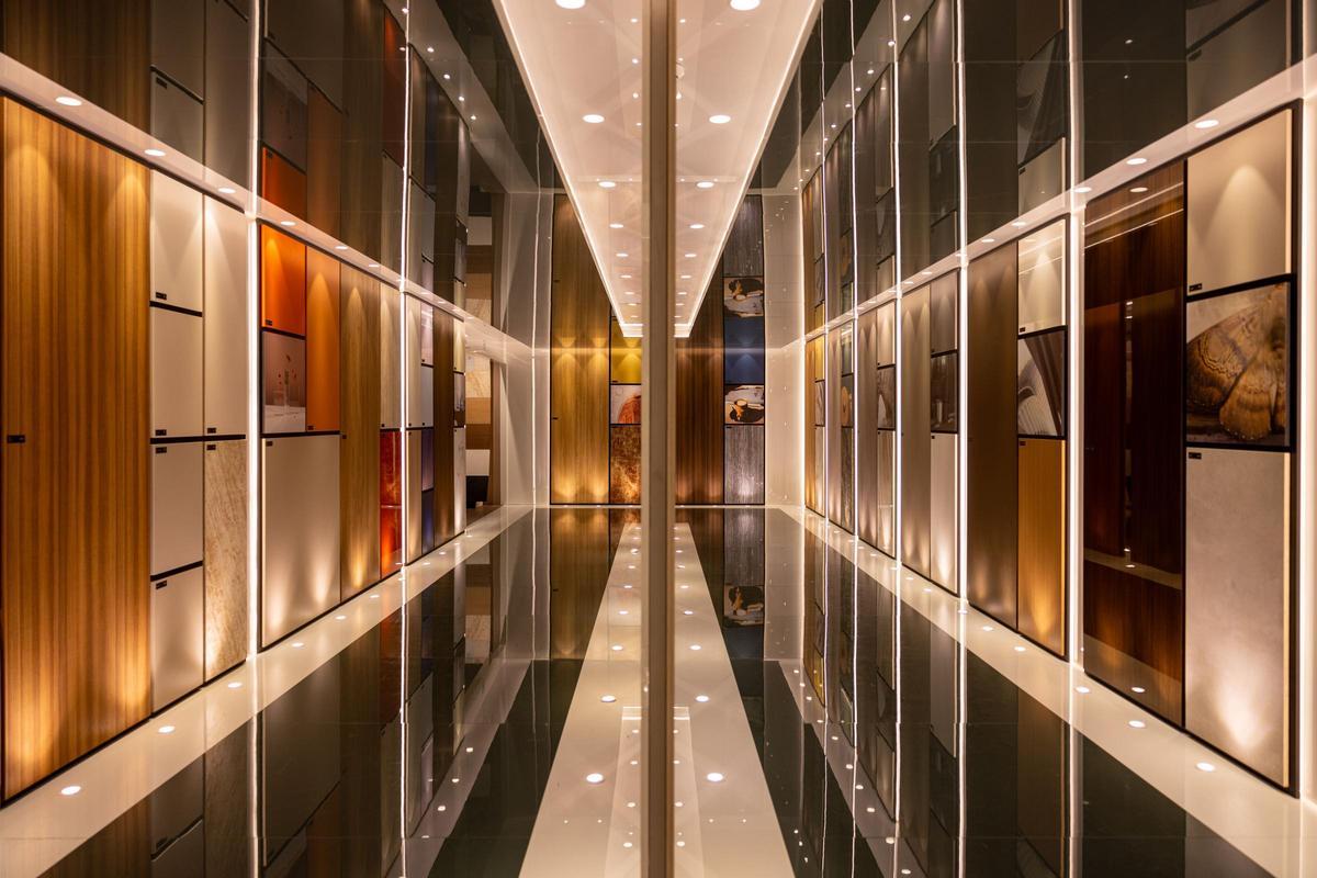 En la última edición de la feria Interzum, en la ciudad alemana de Colonia, la más importante a nivel mundial en el ámbito de los componentes para muebles, Alvic recibió el premio principal a la innovación de todo el certamen, denominado Best of the Best, por su gama de superficies lacadas en mate Zenit 3.0. En la imagen, vista de la zona de paneles dentro de su stand en Interzum.