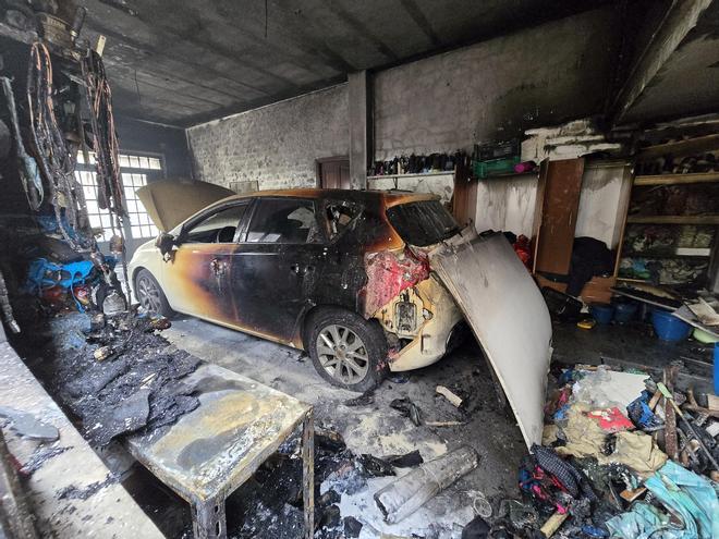 Rescatada a través de su balcón por un incendio en una casa en Chapela que calcinó el garaje