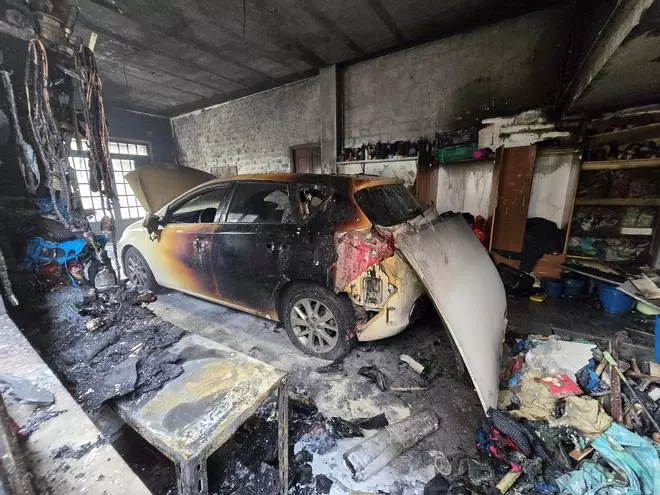 Rescatada a través de su balcón por un incendio en una casa en Chapela que calcinó el garaje