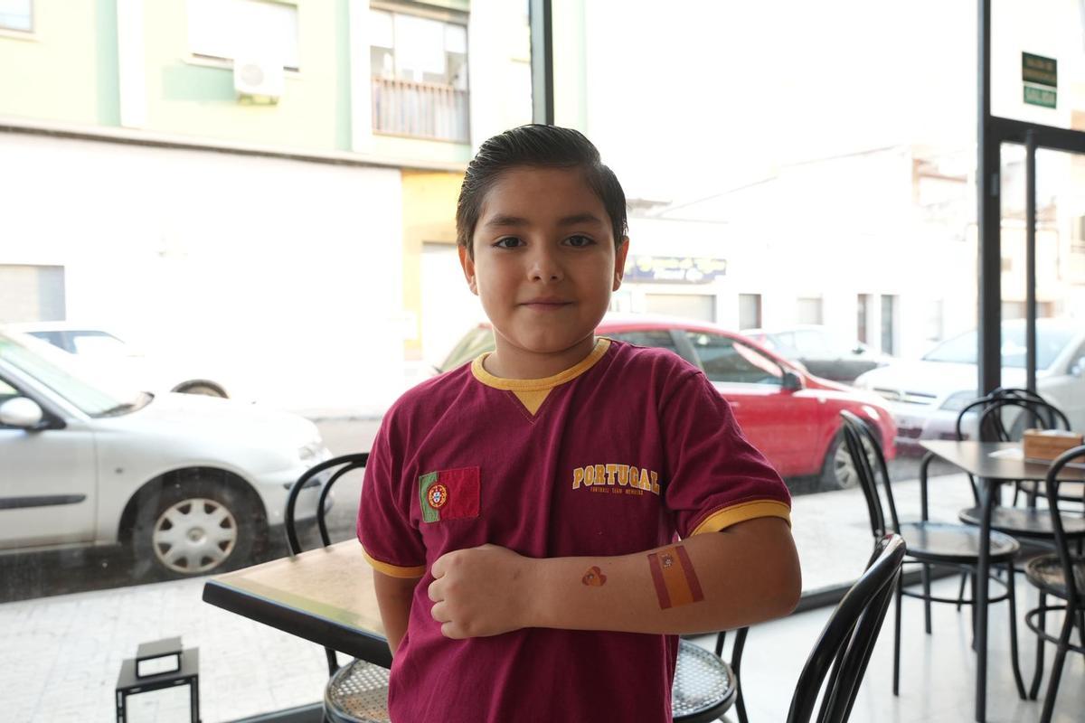 Emiliano Alonso, mexicano afincado en Badajoz, muestra su tatuaje de España y su camiseta de Portugal.