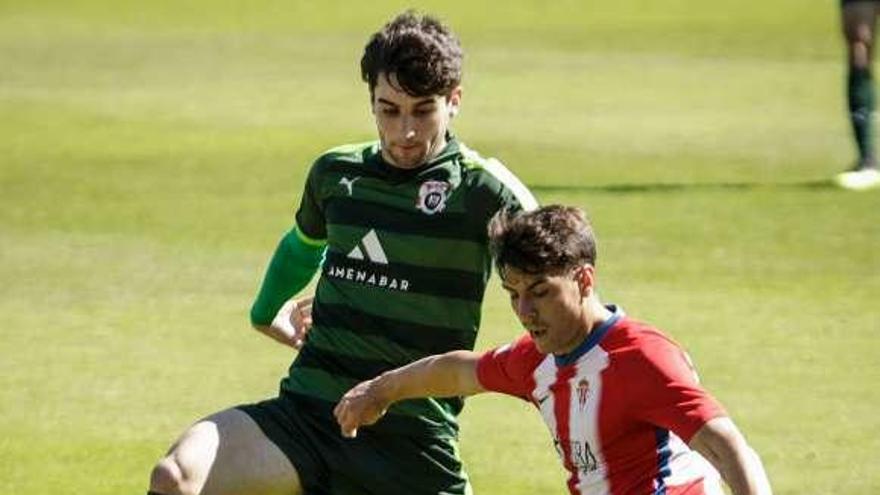 Chiki se dispone a dar un pase frente a un jugador del Vitoria.