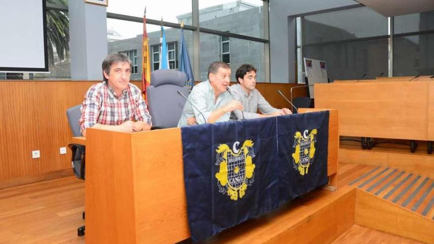 Alberto González, Manuel Camiña y José Manuel Piñeiro, en la asamblea del Cangas.// Gonzalo Núñez