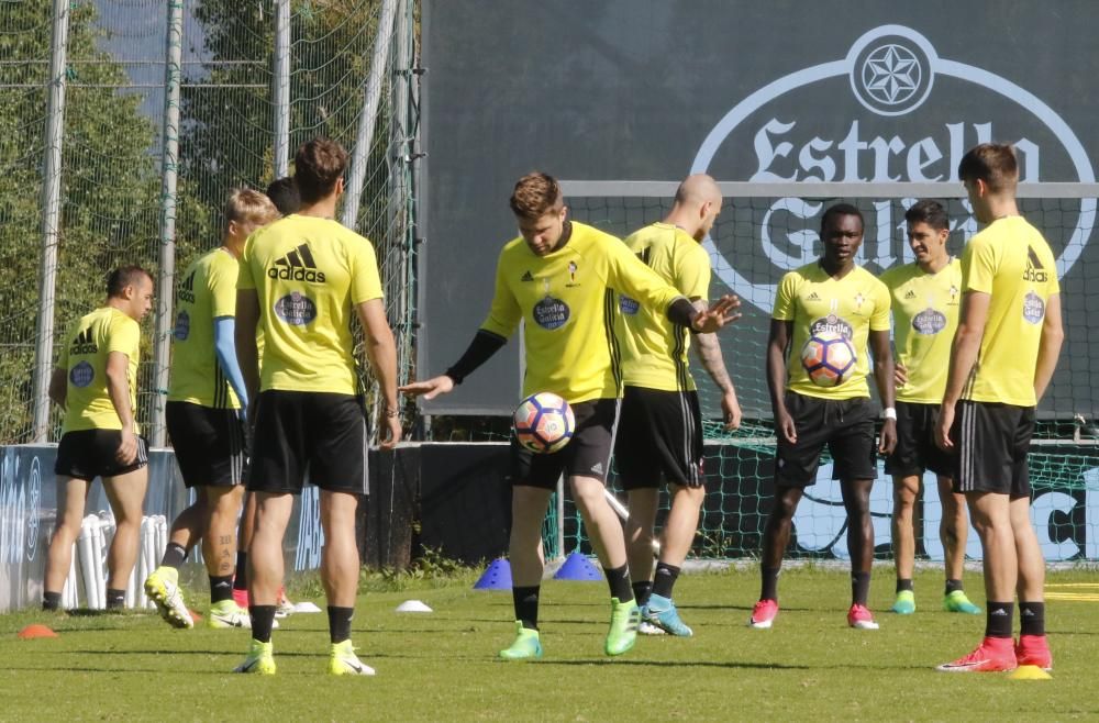 El entrenador argentino estuvo de buen humor y participó en los ejercicios junto a los jugadores en su último entrenamiento en A Madroa