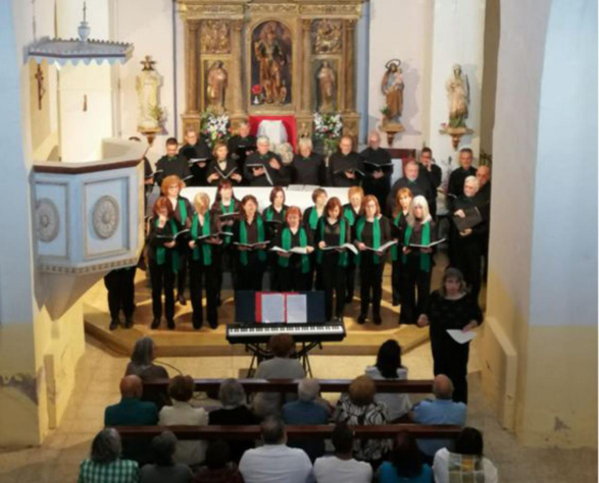 Misa cantana en el interior de la emita.