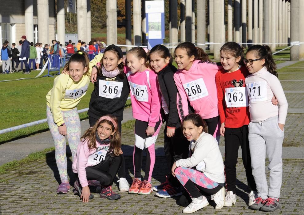 Las niñas y niños participantes, durante la carrera.