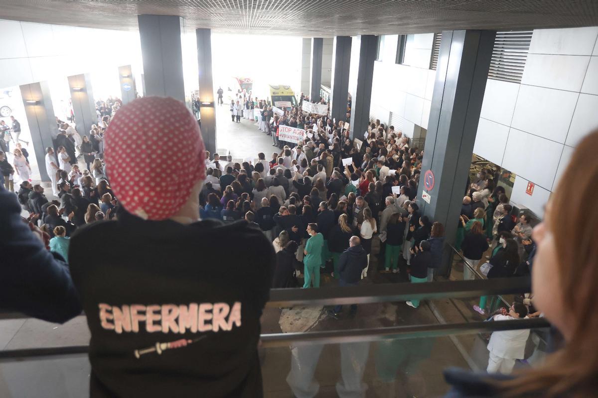 Concentración ante el Chuac el pasado febrero por la agresión a un vigilante y un enfermero.