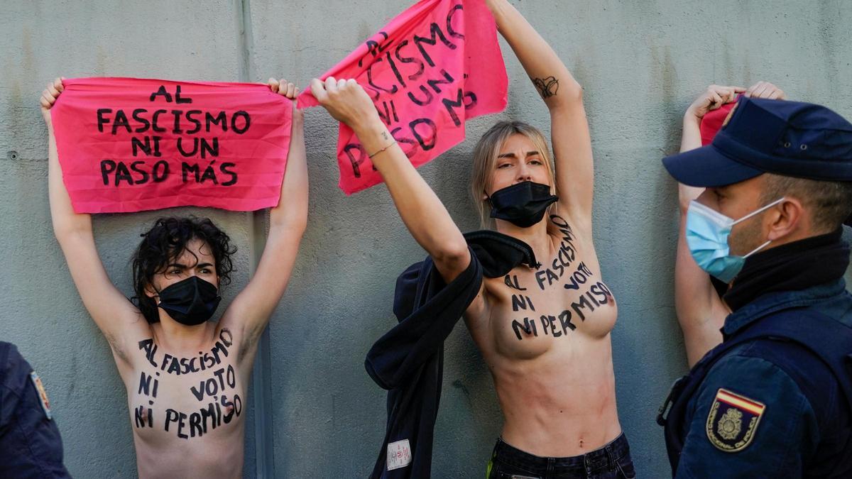 Activistas de Femen protestan a las puertas del colegio electoral donde vota Monasterio