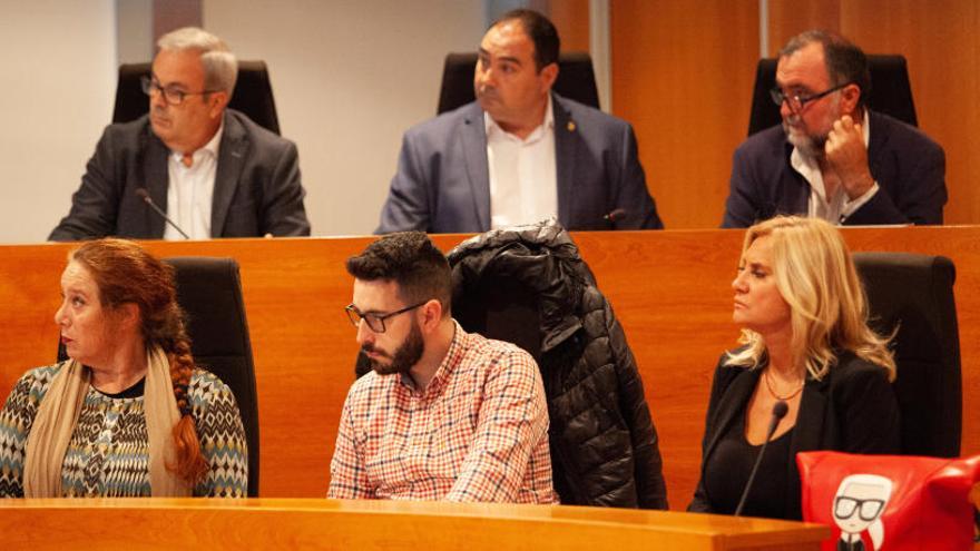 Marta Díaz a la derecha en un pleno del Consell.