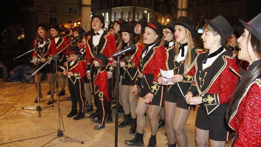 Las comparsas actuaron el lunes en el palco de la música de la Alameda Vella de Cangas. // Santos Álvarez