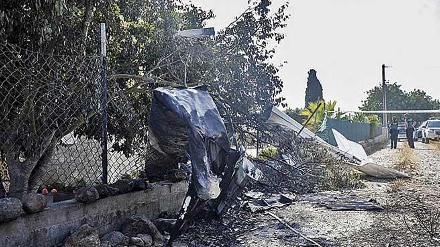 Agentes de la Guardia Civil vigilan, ayer, los restos de las dos aeronaves siniestradas.