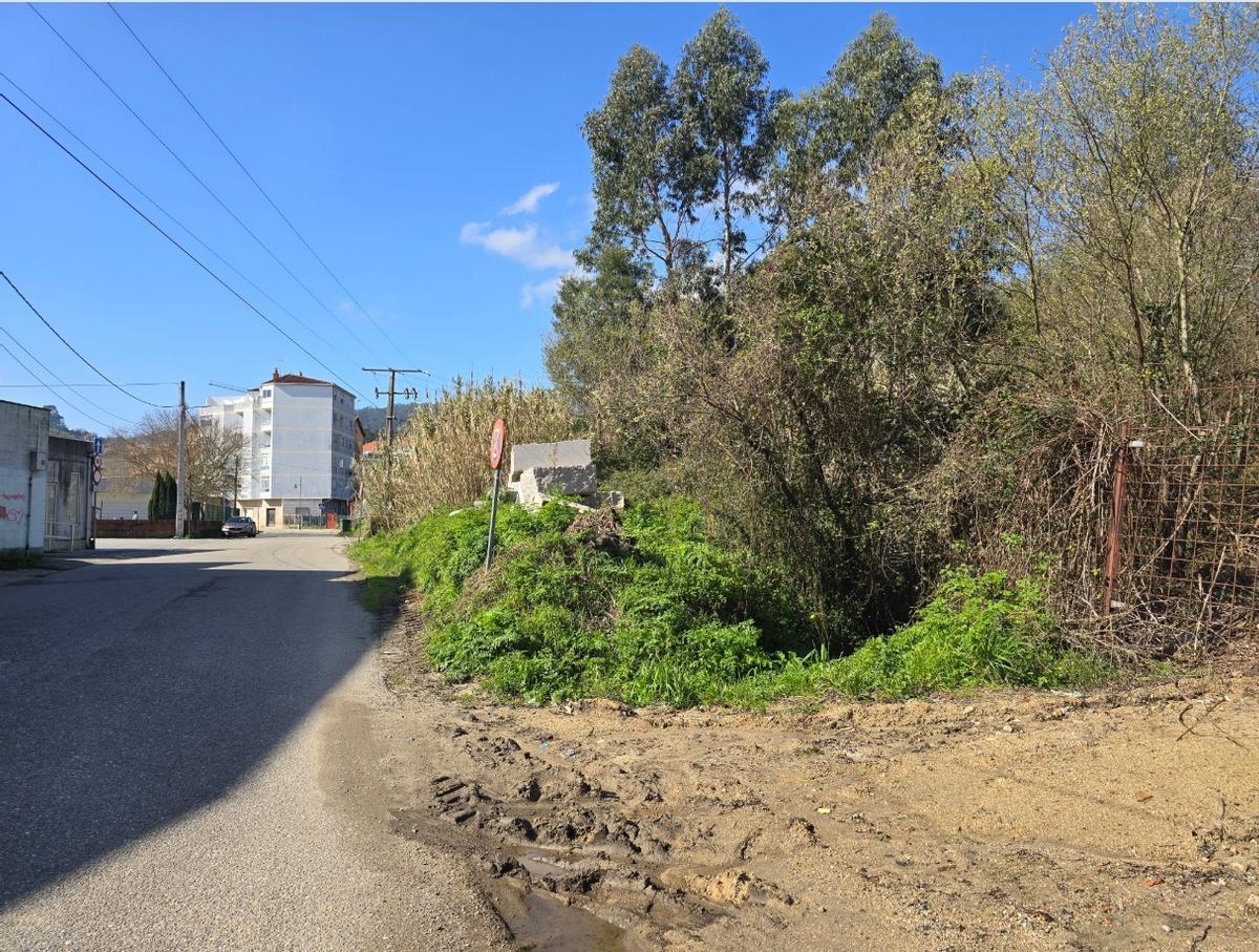 Otra vista de los terrenos (derecha) en la rúa As Raiñas.