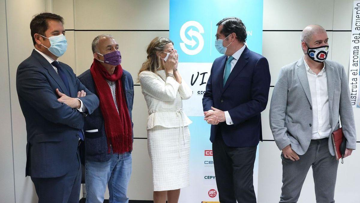 Yolanda Día junto a representantes de sindicatos y patronal, en una imagen de archivo.