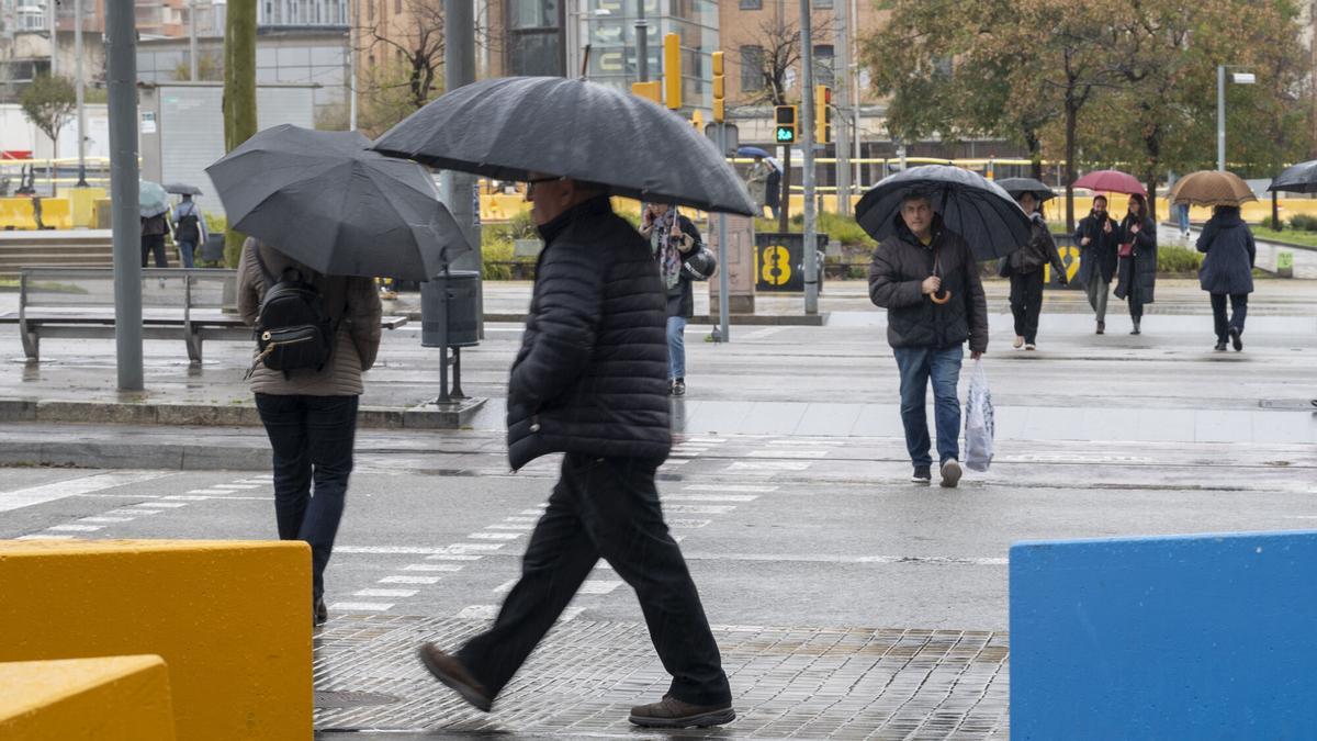 Día de lluvia y paraguas en el centro de Barcelona.