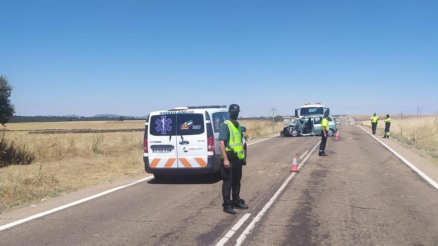 La Guardia Civil en uno de los accidentes de tráfico registrados en Extremadura.