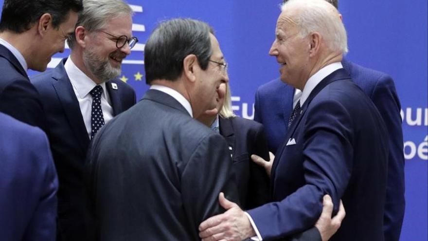 Sánchez y Biden se saludan brevemente en el Consejo Europeo