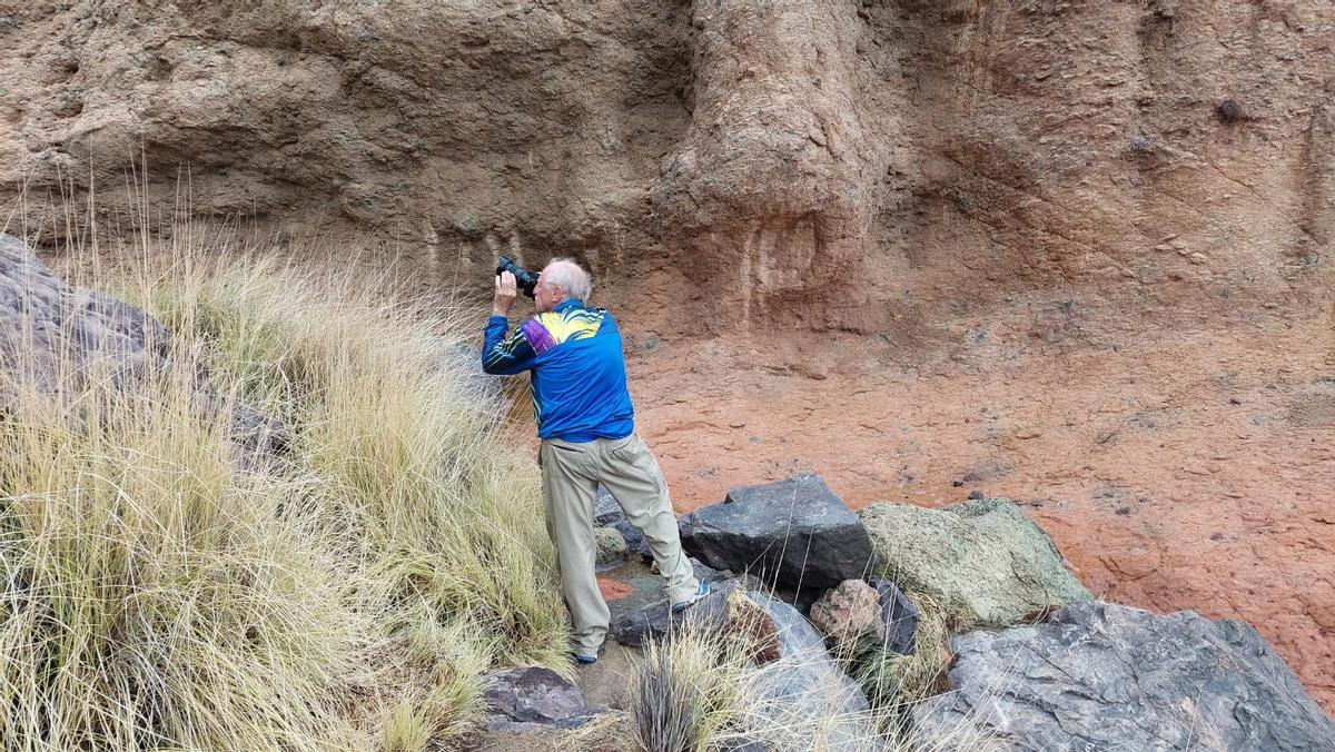 Paul hace una foto de las cascadas con su cámara