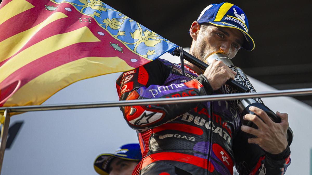 Jorge Martín celebra su podio de ayer, en Malasia, recordando a las víctimas de la DANA de Valencia.