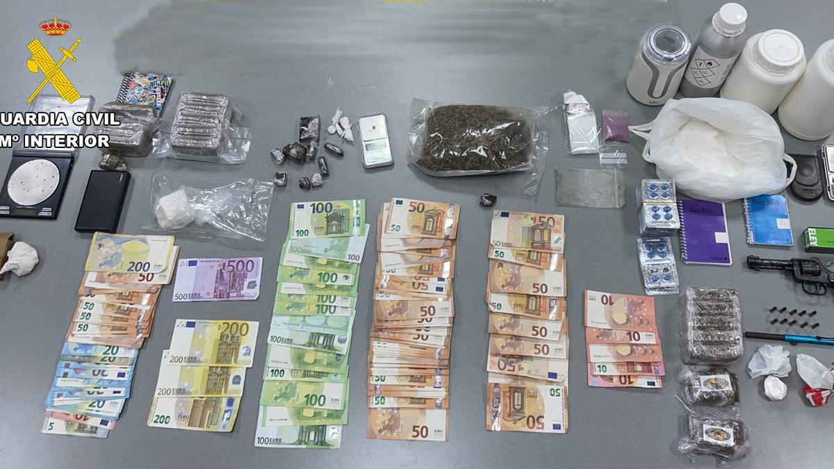 La droga y el dinero requisado por los agentes de la Guardia Civil en Sant Antoni