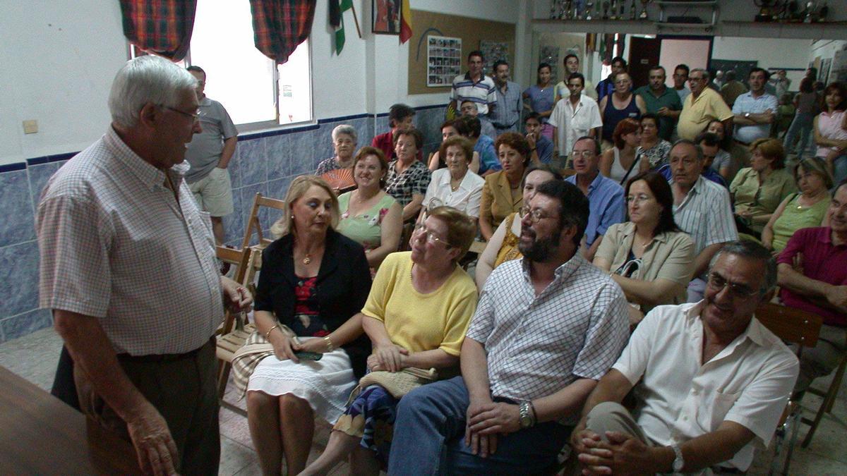 Asamblea de la asociación Puente de San Francisco hace 20 años, cuando los vecinos llenaban las salas para decidir sobre su barrio.