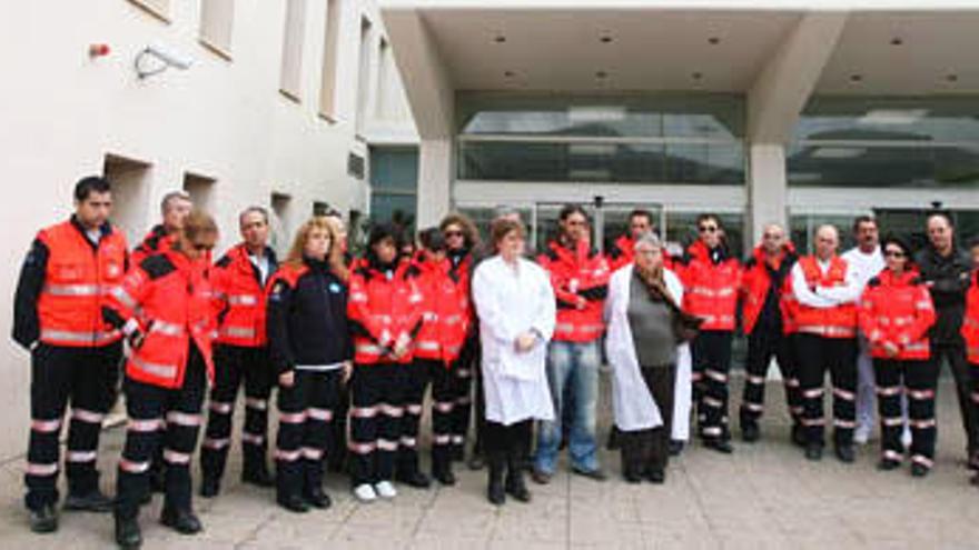 El personal del 061 protesta ante la puerta principal del hospital Can Misses.