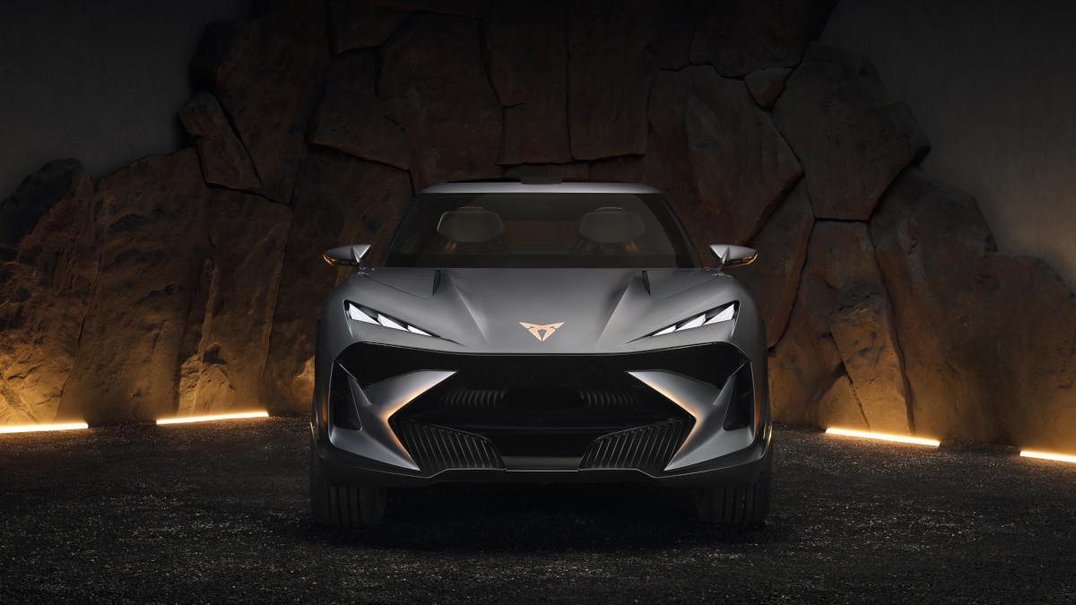 El capó presenta dos marcados pliegues que canalizan el aire hacia los laterales, en línea con el lenguaje de diseño Cupra.