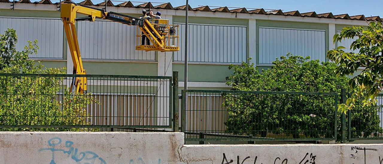 El colegio Rabassa es el 
primero del que se quita el
 tejado de amianto. rafa arjones