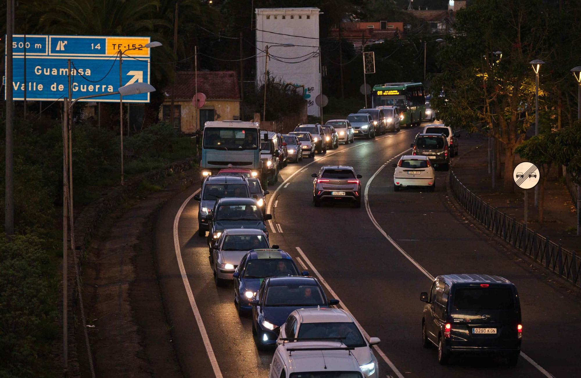 Colas en Tenerife el primer día de cortes en la autopista