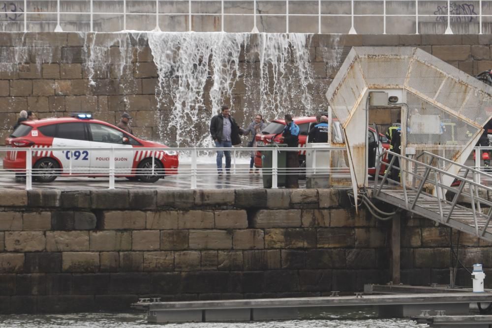 Rescatan a un regatista en aguas del puerto deportivo de Gijón