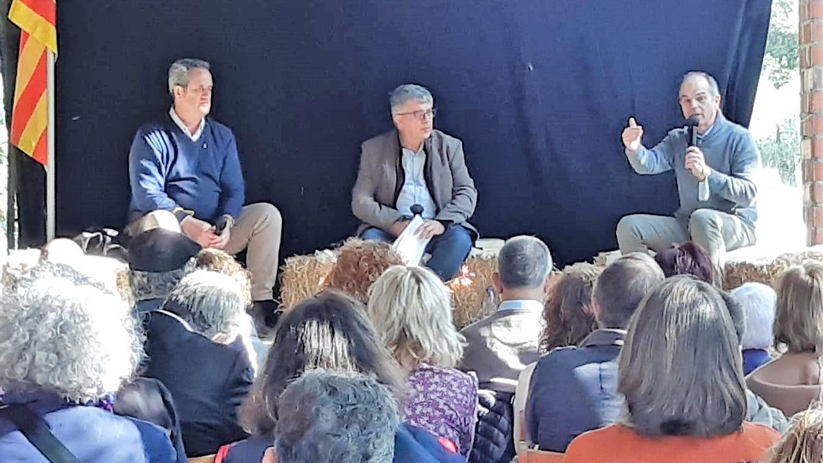 Els exconsellers Turull i Forn, durant la presentació dels seus llibres a Taravaus, amb Josep Maria Bernils