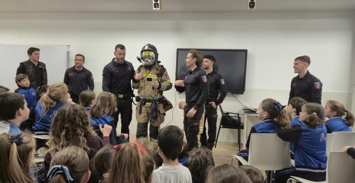 Miembros del Servicio de Extinción de Incendios y Salvamento del Ayuntamiento de Murcia ofrecen una charla a los alumnos del Colegio Jesús María. | A. M.