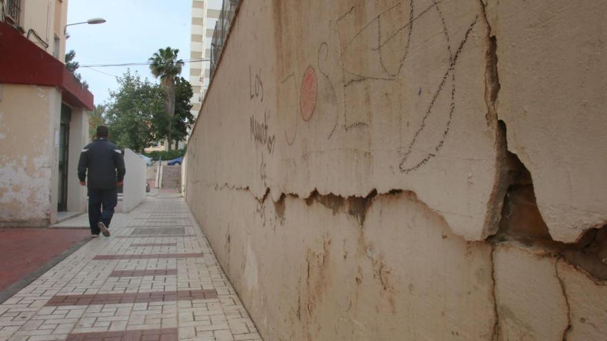 La grieta recorre un lateral del campo polideportivo que da a un paso peatonal y está muy próximo a un bloque de viviendas.