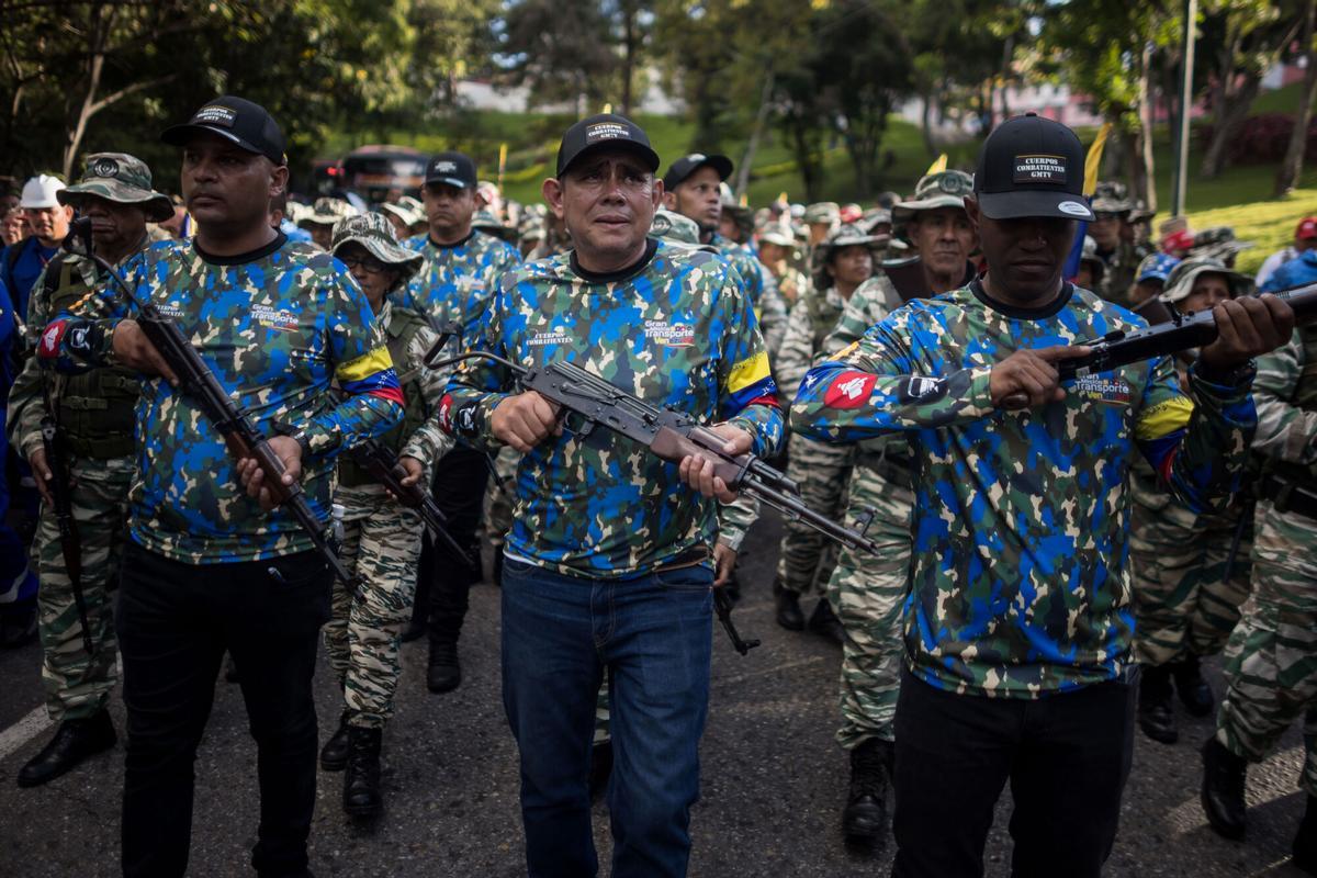 Integrantes de las milicias bolivarianas participan en un acto de juramentación este martes, en Caracas (Venezuela).