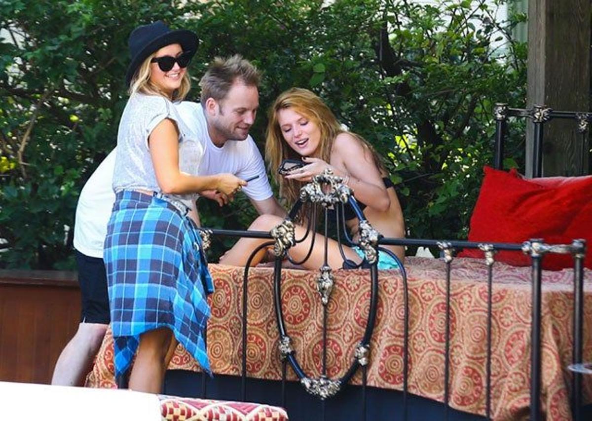 Bella Thorne mirando con sus amigos el resultado de su book