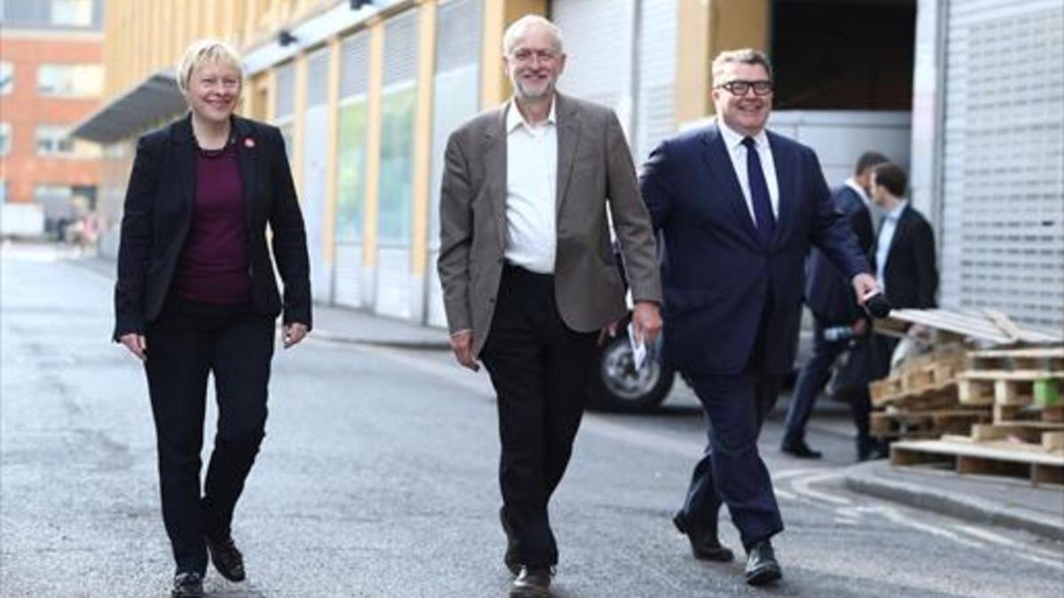 Corbyn (centro) con una de sus rivales a dirigir el laborismo, Angela Eagle.